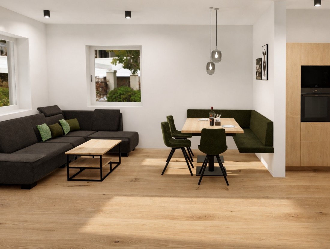 Moderne Wohnzimmer-Esszimmer-Kombination mit dunklen M&ouml;beln und Holzboden