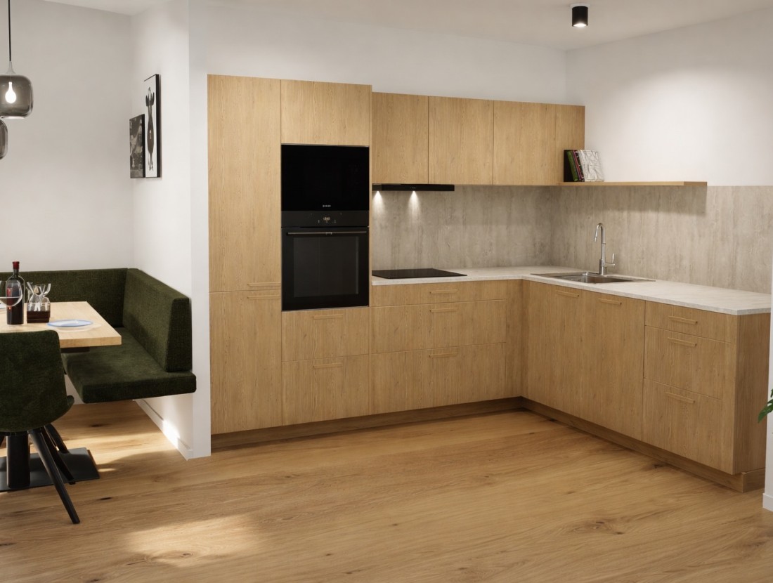 Moderne K&uuml;che mit Holzfronten, integriertem Ofen und angrenzender Essnische