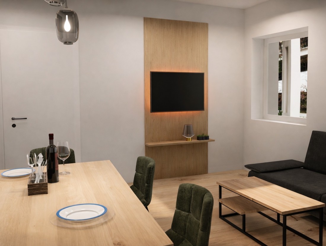 Moderner Essbereich mit Holztisch, Weinflasche und Fernseher an der Wand
