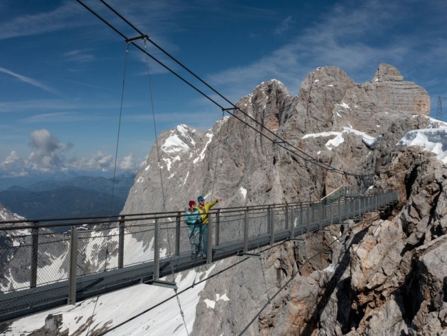 Spektakul&auml;re Aussicht von der H&auml;ngebr&uuml;cke am Dachstein Gletscher &copy; Schladming-Dachstein_Harald Steiner